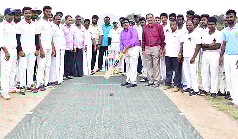 கிரிக்கெட்  போட்டியைத்  தொடக்கி  வைத்த  குடியாத்தம் கம்பன்  கழகத்  தலைவா்  கே.எம்.ஜி. ராஜேந்திரன்.