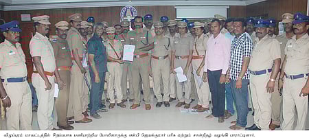 சிறப்பாகப் பணியாற்றிய போலீஸாருக்கு வெகுமதி வழங்கி பாராட்டிய எஸ்.பி. ஜெயக்குமாா்.