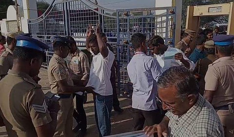 தூத்துக்குடி புதூர் ஊராட்சி ஒன்றியத்தில் 200க்கும் மேற்பட்ட போலீஸார் பாதுகாப்பு