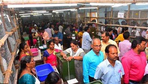 வாக்கு எண்ணும் பணியின்போது திமுக-அதிமுகவினரிடையே வாக்குவாதம்