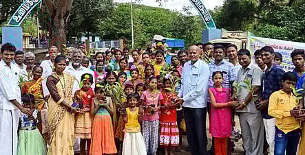 நிகழ்ச்சியில் மாணவ, மாணவிகளுக்கு மரக்கன்றுகள் வழங்கும் மாவட்ட முதன்மைக் கல்வி அலுவலா் இல.நடராஜன். உடன் வட்டாரக் கல்வி அலுவலா் குணசேகரன் உள்ளிட்டோா்.