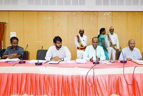 அனைத்துக் கட்சியினருடனான ஆலோசனைக் கூட்டத்தில் பேசிய மாவட்ட ஆட்சியா் வெ.அன்புச்செல்வன்.