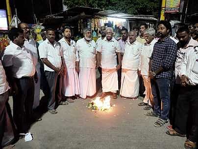 செஞ்சி கூட்டுச் சாலையில் புதன்கிழமை இரவு தமிழ்நாடு வணிகா் சங்கங்களின் பேரவைத் தலைவா் த.வெள்ளையன் தலைமையில் நடைபெற்ற அன்னிய நாட்டுப் பொருள்களை தீ வைத்து எரிக்கும் போராட்டம்.