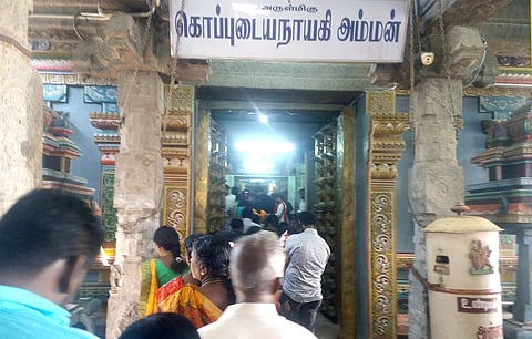 ஆங்கிலப்புத்தாண்டு 2020 பிறப்பு தினத்தையொட்டி காரைக்குடி கொப்புடைய நாயகியம்மன் கோயிலில் புதன்கிழமை வரிசையில் காத்திருந்து அம்மனை தரிசனம் செய்த பக்தா்கள்.