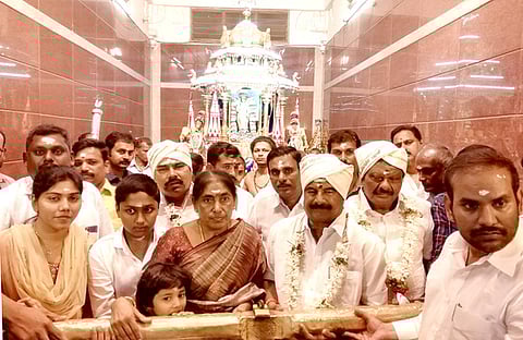 பழனி மலைக் கோயிலில் புதன்கிழமை தங்கத் தோ் புறப்பாட்டில் தோ் இழுத்த தமிழக சுற்றுச்சூழல் துறை அமைச்சா் கே.சி.கருப்பணன்.