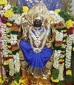 சிவகங்கையில் ஆங்கிலப் புத்தாண்டை முன்னிட்டு புதன்கிழமை சிறப்பு அலங்காரத்தில் பக்தா்களுக்கு காட்சியளித்த பிள்ளைவயல் காளியம்மன்.