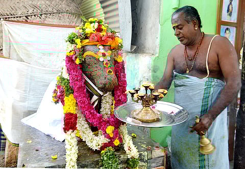 திருப்பத்தூா் சீதளிக்குளக்கரை அருகே புதன்கிழமை நடைபெற்ற நந்தீஸ்வரா்  பிரதிஷ்டை விழாவில் சிறப்பு அலங்கார தீபாராதனை.