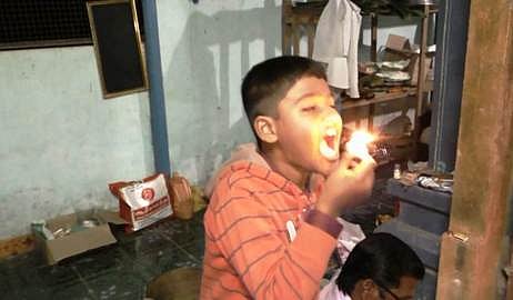 ஆலங்குடி அருகிலுள்ள புள்ளான்விடுதி கற்பக விநாயகா் கோயிலில் தீயை உண்ணும் சிறுவன்.