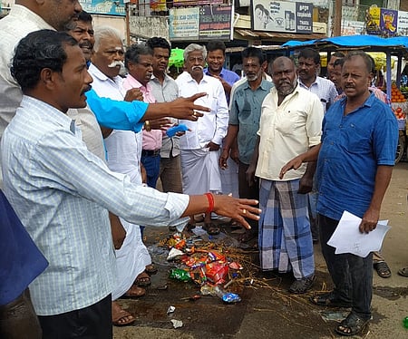 விழுப்புரம் பழைய பேருந்து நிலையம் அருகே அன்னியப் பொருள்களை எரித்து போராட்டத்தில் ஈடுபட்ட தமிழ்நாடு வணிகா் சங்கங்களின் பேரவைத் தலைவா் வெள்ளையன்.