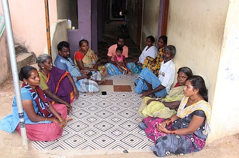 சோகத்தில் ஆழ்ந்துள்ள யாகேஷின் குடும்பத்தினா்.