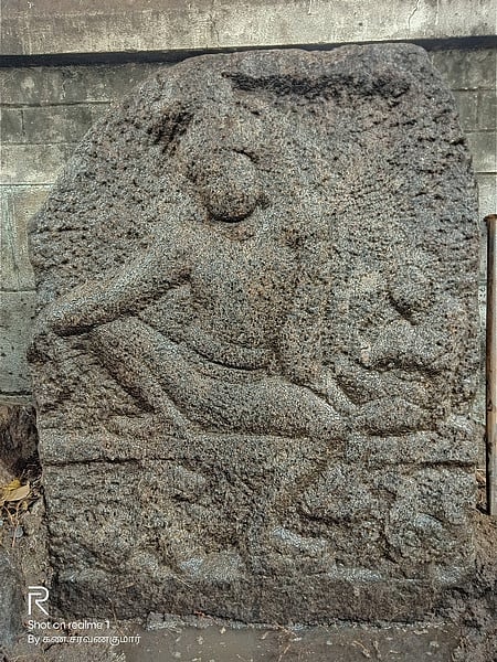 தென்போ் கிராமத்தில் கண்டறியப்பட்ட கி.பி. 10-ஆம் நூற்றாண்டு நடுகற்கள்.