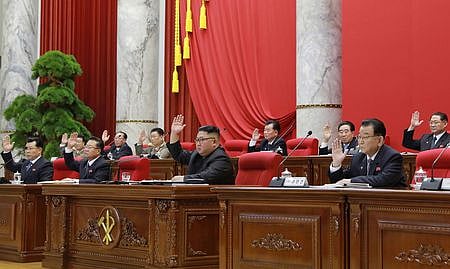 வட கொரியாவை ஆளும் கொரிய தொழிலாளா் கட்சிக் கூட்டத்தில் உரையாற்றிய அதிபா் கிம் ஜோங்-உன்.