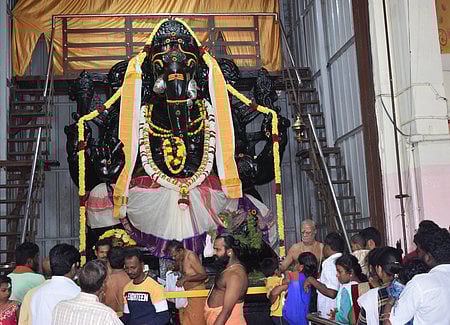 புத்தாண்டையொட்டி கோவை புலியகுளம் முந்தி விநாயகா் கோவலில் நடைபெற்ற சிறப்பு வழிபாட்டில் பங்கேற்ற பொது மக்கள்.