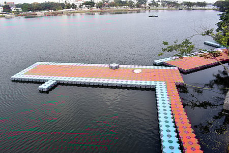 கோவை வாலாங்குளத்தில், பொலிவுறு நகரம் திட்டத்தின் கீழ் நடைபெற்று  வரும் மிதவை நடைபாதைகள் அமைக்கும் பணி.