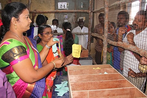 வாக்கு எண்ணும் மையத்திற்குள் போலீஸாா் சோதனைக்கு பின்னரே அனுப்பி வைப்பு