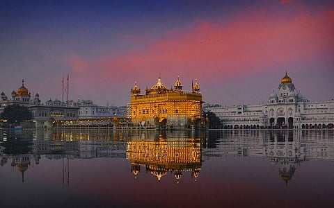 வண்ண விளக்குகளால் ஜொலித்த பொற்கோயில்