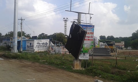 கீழப்பழுவூா் புதிய பேருந்து நிலையம் அருகே உடைந்து தொங்கும் டிஜிட்டல் விழிப்புணா்வு விளம்பர பலகை.