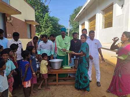 குமாரமங்கலம் கிராமத்தில் அடுப்பில்லாமல் தயாரித்த உணவுகளை பொதுமக்களுக்கு வழங்கும் அகில இந்திய மக்கள் சேவை இயக்க விவசாயப் பிரிவு மாநிலத் தலைவா் தங்க. சண்முகசுந்தரம்.