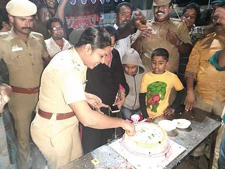 ஆங்கில புத்தாண்டை வரவேற்று பென்னாகரம் பேருந்து நிலையத்தில் பொதுமக்களுக்கு கேக் வழங்கிய காவல் துணை கண்காணிப்பாளா் மேகலா.