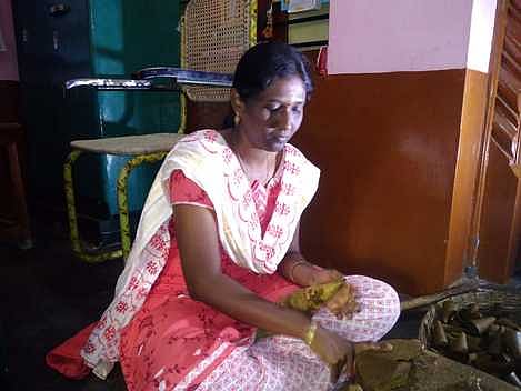 பட்டாசு காகிதக்குழாய் தயாரிக்கும் பணியில் ஈடுபட்டுள்ள மகாலட்சுமி.