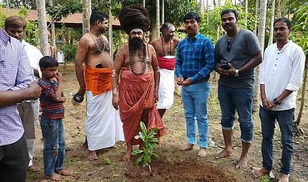 தருமபுரம் ஆதீன மட வளாகத்தில் மரக்கன்றுகளை நட்டு வைத்த 27-ஆவது குருமகா சந்நிதானம் ஸ்ரீலஸ்ரீ மாசிலாமணி தேசிக ஞானசம்பந்த பரமாசாரிய சுவாமிகள்.