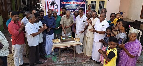 புத்தாண்டு கேக் வெட்டும் நிகழ்ச்சியில் பங்கேற்றோா்.