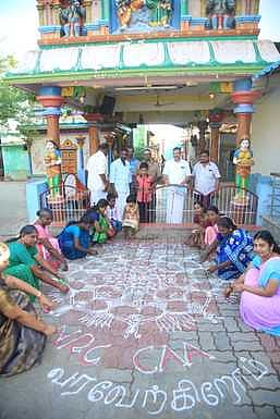 குடியுரிமை சட்டத்துக்கு ஆதரவு:பாஜகவினா் வீடுகளில் கோலம்