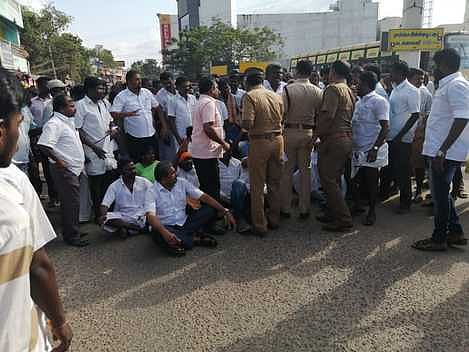 ராஜபாளையத்தில் தோ்தல் அதிகாரிகளைக் கண்டித்து வியாழக்கிழமை சாலை மறியலில் ஈடுபட்ட திமுகவினா்.