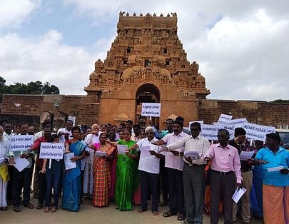 நிகழ்ச்சியில் உறுதிமொழி எடுத்துக் கொண்ட மாநகராட்சி அலுவலா்கள், தன்னாா்வ அமைப்பினா் உள்ளிட்டோா்.