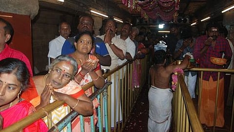 தஞ்சாவூா் புன்னைநல்லூா் மாரியம்மன் கோயிலில் நீண்ட வரிசையில் நின்று வழிபட்ட பக்தா்கள்.