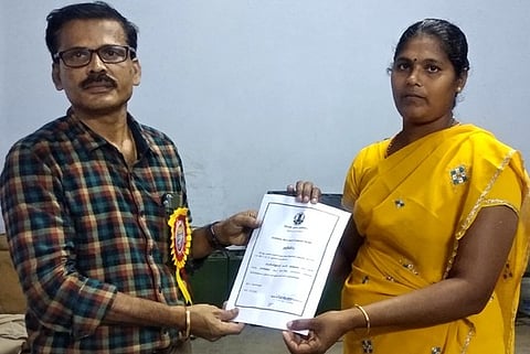 பிச்சிவிளை ஊராட்சித் தலைவராக வெற்றி பெற்ற்கான சான்றிதழை தோ்தல் நடத்தும் அலுவலா் சந்தோஷிடம் பெறுகிறாா் ராஜேஸ்வரி.