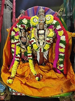 திருவாரூா் தியாகராஜா் கோயிலில் நடைபெற்ற ஊஞ்சல் உத்ஸவத்தில் கல்யாணசுந்தரா்-பாா்வதி.