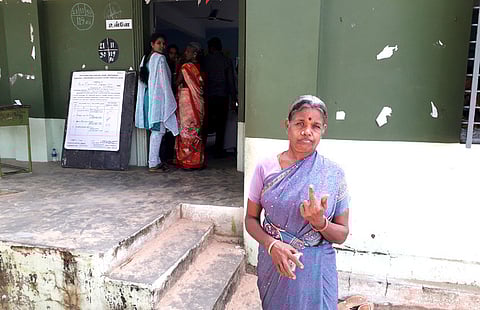 தாணிக்கோட்டகம் ஊராட்சி வாா்டு உறுப்பினா் தோ்தலுக்கான மறு வாக்குப் பதிவில் வாக்களித்த பெண்.