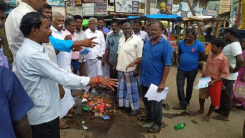 அந்நிய வர்த்தகத்திற்கு எதிர்ப்பு: வெளிநாட்டு பொருட்களுக்கு தீ வைத்து எரித்து போராட்டம்