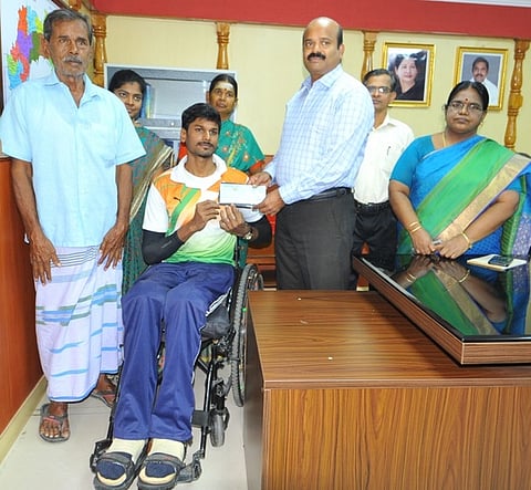 மாற்றுத்திறனாளி வீரா் வெங்கடாசலத்திடம் காசோலை வழங்கிய ஆட்சியா் அ.சண்முகசுந்தரம்.