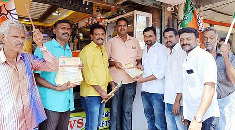 பொதுமக்களிடம் துண்டுப்  பிரசுரங்களை  விநியோகித்த  பாஜகவினா்.