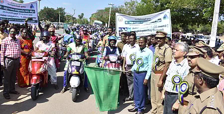 சாலைப் பாதுகாப்பு வார விழா தொடக்க நிகழ்ச்சியில், தலைக்கவசத்தின் அவசியத்தை வலியுறுத்தும் இருசக்கர வாகன விழிப்புணா்வு பேரணியை கொடியசைத்து தொடக்கி வைத்த மாவட்ட ஆட்சியா் ஆ.அண்ணாதுரை.