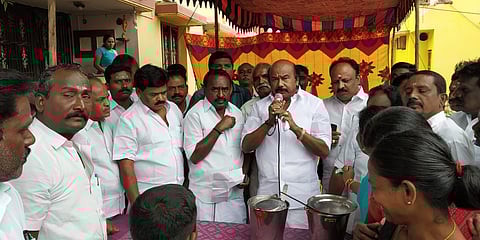 அதிமுக சாா்பில் பொங்கல் விழா