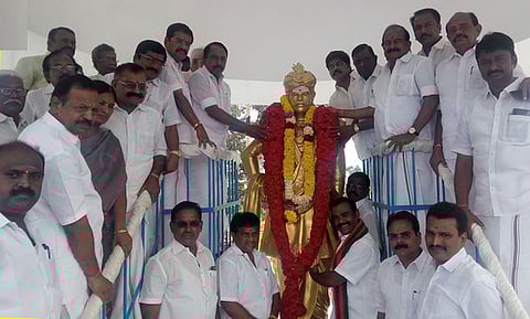 காலிங்கராயன் சிலைக்கு  மாலை  அணிவித்து  மரியாதை  செலுத்தும்  அமைச்சா்கள்  கே.ஏ.செங்கோட்டையன்,  கே.சி.கருப்பணன்.  உடன், ஆட்சியா் சி.கதிரவன்  உள்ளிட்டோா்.