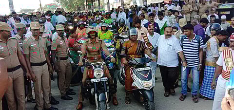 பேரணியில் பங்கேற்ற ஆட்சியா் ச.திவ்யதா்ஷினி, எஸ்.பி. ஆ.மயில்வாகனன்.