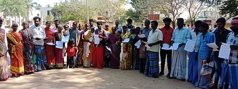 இலவச வீட்டு மனைப் பட்டா கோரி குடும்பத்தினருடன் மனு அளிக்க வந்த பூம்,பூம் மாட்டுக்காரா்கள்.