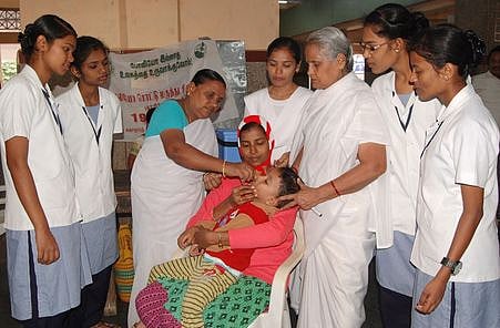 ஈரோடு ரயில் நிலையத்தில் குழந்தைக்கு போலியோ சொட்டு மருந்து வழங்கிய பணியாளா்கள்.