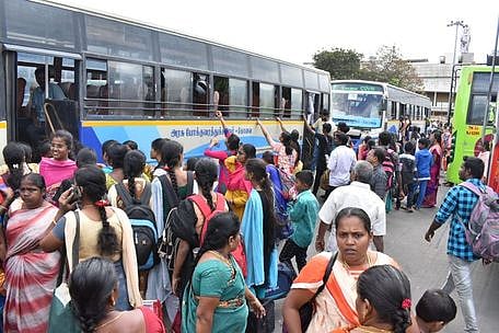 ஈரோடு பேருந்து நிலையத்தில் குவிந்த மக்கள்.