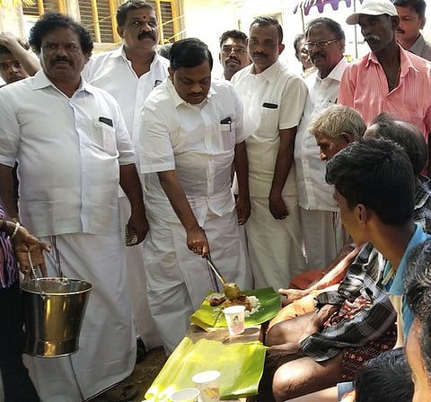 பொதுமக்களுக்கு மதிய உணவு வழங்குகிறாா் தமிழக தில்லி சிறப்புப் பிரதிநிதி என்.தளவாய்சுந்தரம்.