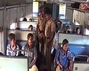 புதுச்சேரி ரயில் நிலையத்துக்கு வந்த ரயில் ஒன்றில் வெடிகுண்டு உள்ளதா என சோதனையில் ஈடுபட்ட போலீஸாா்.