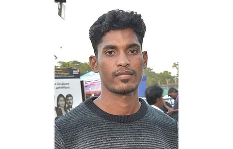 பறவைகள் ஆா்வலா்களான சலீம் அலி, முகம்மது அலி ஆகியோரின் பறவைகள் குறித்த ஆய்வு நூல்களை வாங்கியுள்ளேன்