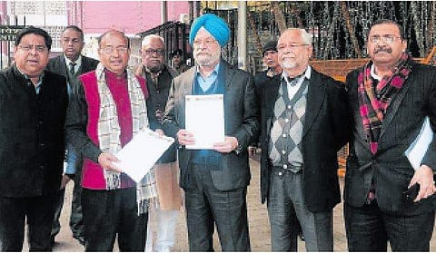 தோமரின் வேட்புமனுவை நிராகரிக்க வேண்டும்: தோ்தல் ஆணையத்திடம் பாஜக கோரிக்கை