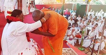 திருவண்ணாமலையில் ஞாயிற்றுக்கிழமை நடைபெற்ற நிகழ்ச்சியில் பக்தருக்கு ஆசி வழங்கும் மாதா அமிா்தானந்தமயி.