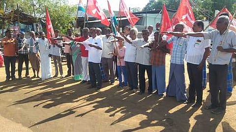 உறுதிமொழி ஏற்பு நிகழ்ச்சியில் பங்கேற்ற மாா்க்சிஸ்ட் கம்யூனிஸ்ட் கட்சியினா்.