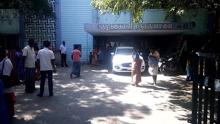 மதுரை அரசு ராஜாஜி மருத்துவமனை வளாகத்தில் வாகனங்களை நிறுத்துவதில் விதியை மீறும் மருத்துவா்களால் நெருக்கடி